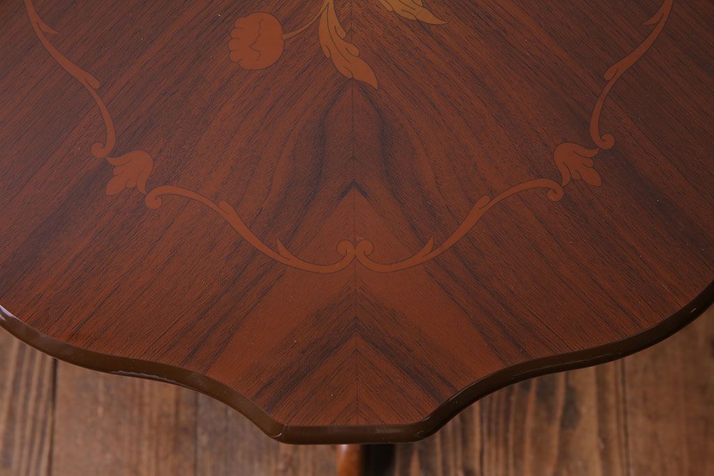 中古　イタリア製　花の意匠が愛らしいコーヒーテーブル(サイドテーブル、カフェテーブル)