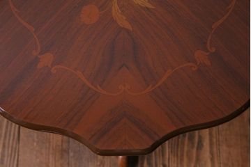 中古　イタリア製　花の意匠が愛らしいコーヒーテーブル(サイドテーブル、カフェテーブル)