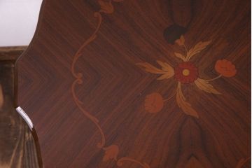 中古　イタリア製　花の意匠が愛らしいコーヒーテーブル(サイドテーブル、カフェテーブル)