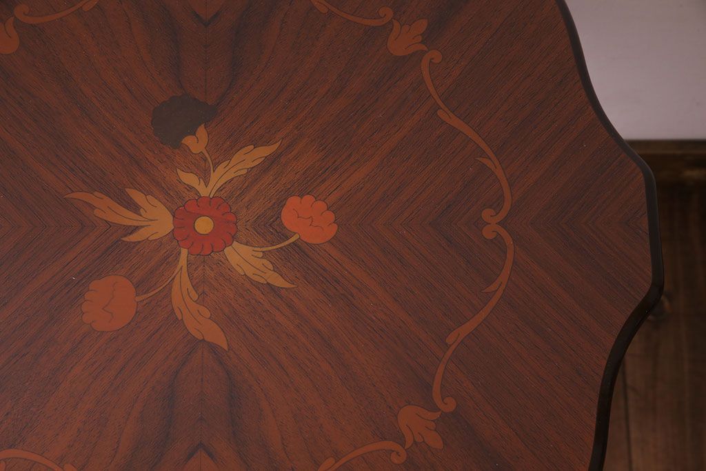 中古　イタリア製　花の意匠が愛らしいコーヒーテーブル(サイドテーブル、カフェテーブル)