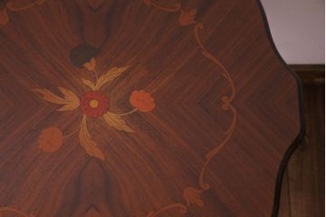 中古　イタリア製　花の意匠が愛らしいコーヒーテーブル(サイドテーブル、カフェテーブル)