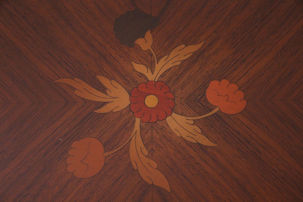 中古　イタリア製　花の意匠が愛らしいコーヒーテーブル(サイドテーブル、カフェテーブル)