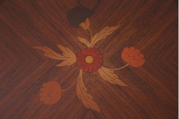 中古　イタリア製　花の意匠が愛らしいコーヒーテーブル(サイドテーブル、カフェテーブル)