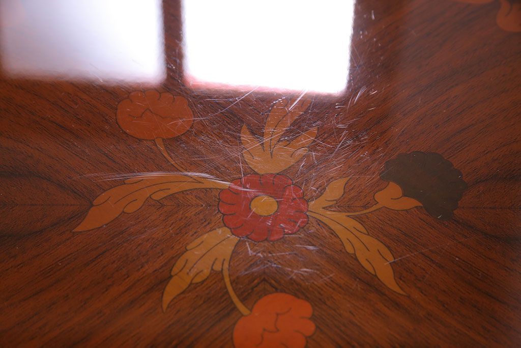 中古　イタリア製　花の意匠が愛らしいコーヒーテーブル(サイドテーブル、カフェテーブル)