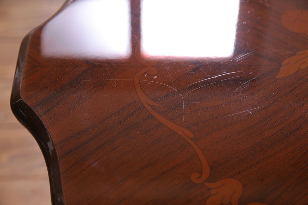 中古　イタリア製　花の意匠が愛らしいコーヒーテーブル(サイドテーブル、カフェテーブル)