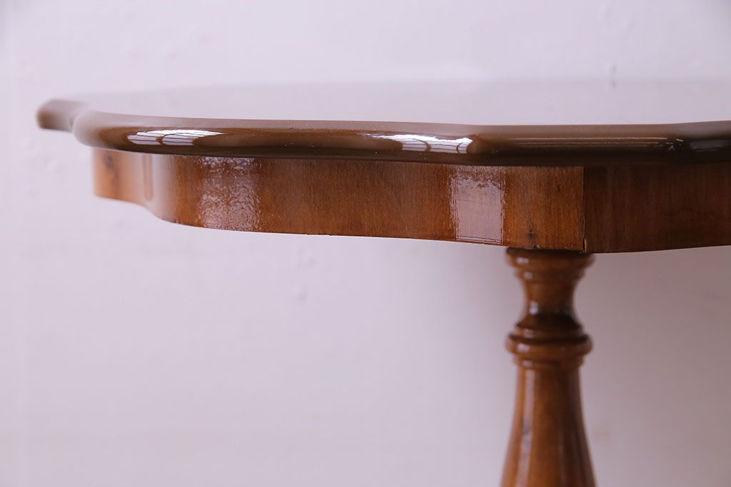 中古　イタリア製　花の意匠が愛らしいコーヒーテーブル(サイドテーブル、カフェテーブル)