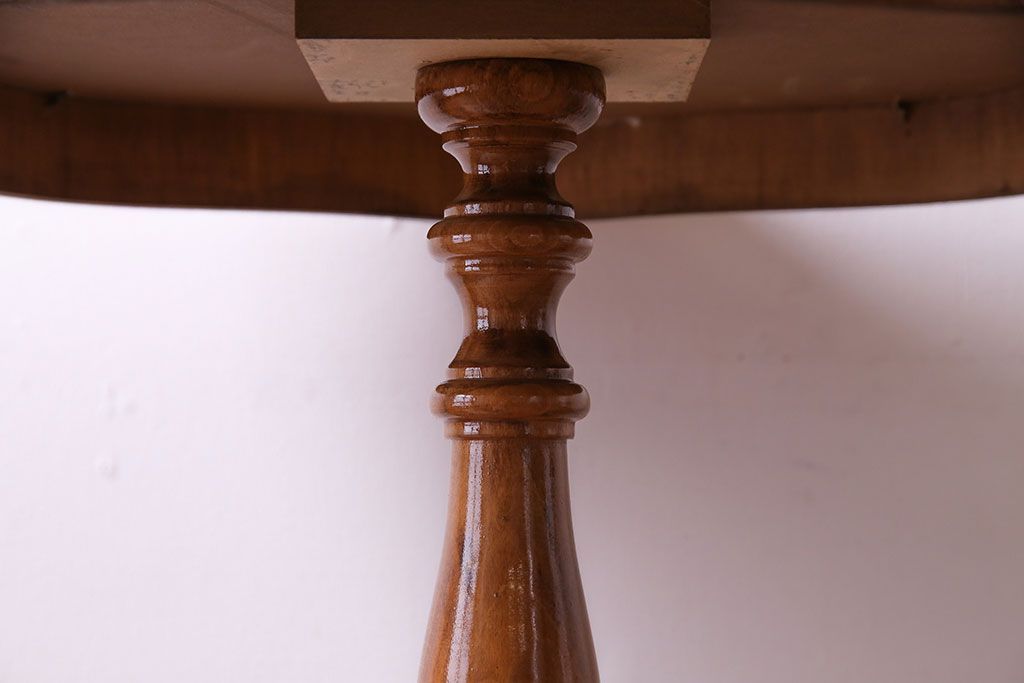 中古　イタリア製　花の意匠が愛らしいコーヒーテーブル(サイドテーブル、カフェテーブル)