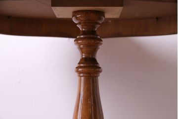 中古　イタリア製　花の意匠が愛らしいコーヒーテーブル(サイドテーブル、カフェテーブル)