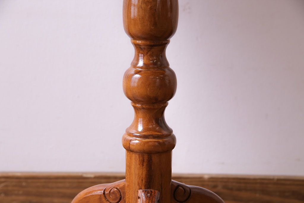 中古　イタリア製　花の意匠が愛らしいコーヒーテーブル(サイドテーブル、カフェテーブル)