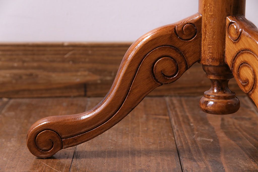 中古　イタリア製　花の意匠が愛らしいコーヒーテーブル(サイドテーブル、カフェテーブル)