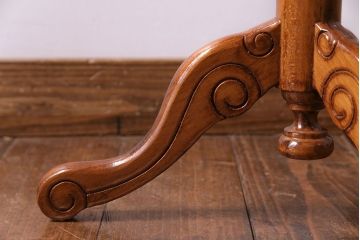 中古　イタリア製　花の意匠が愛らしいコーヒーテーブル(サイドテーブル、カフェテーブル)