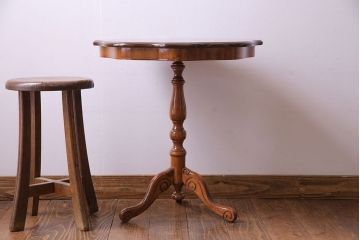 中古　イタリア製　花の意匠が愛らしいコーヒーテーブル(サイドテーブル、カフェテーブル)