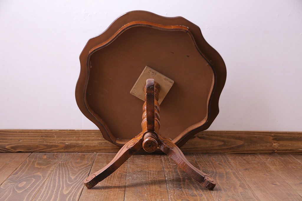 中古　イタリア製　花の意匠が愛らしいコーヒーテーブル(サイドテーブル、カフェテーブル)