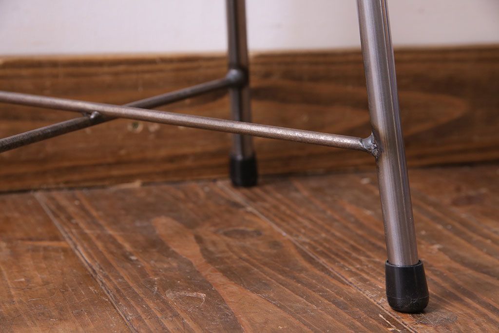 アンティーク雑貨　ラフジュ工房オリジナル　シンプルな細身の鉄脚が魅力の丸スツール(椅子、チェア)(1)
