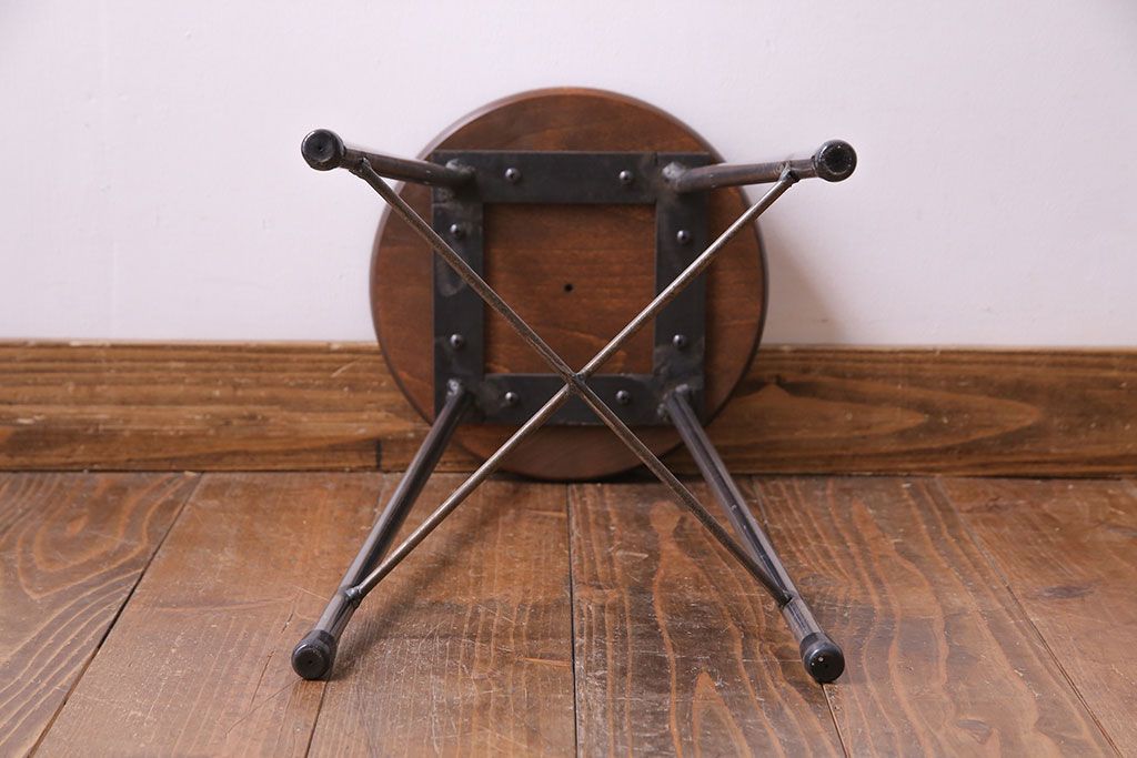 アンティーク雑貨　ラフジュ工房オリジナル　シンプルな細身の鉄脚が魅力の丸スツール(椅子、チェア)(1)