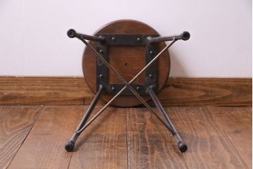 アンティーク雑貨　ラフジュ工房オリジナル　シンプルな細身の鉄脚が魅力の丸スツール(椅子、チェア)(1)