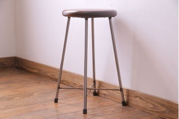 アンティーク雑貨　ラフジュ工房オリジナル　シンプルな細身の鉄脚が魅力の丸スツール(椅子、チェア)(2)