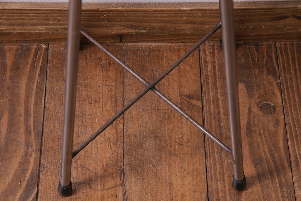 アンティーク雑貨　ラフジュ工房オリジナル　シンプルな細身の鉄脚が魅力の丸スツール(椅子、チェア)(2)