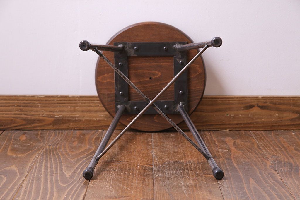 アンティーク雑貨　ラフジュ工房オリジナル　シンプルな細身の鉄脚が魅力の丸スツール(椅子、チェア)(2)