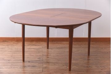 ヴィンテージ家具　北欧ビンテージ　チーク材　杢目が個性的な印象のエクステンションテーブル(ダイニングテーブル、ラウンドテーブル)