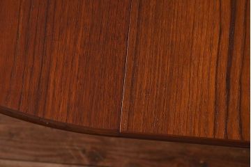 ヴィンテージ家具　北欧ビンテージ　チーク材　杢目が個性的な印象のエクステンションテーブル(ダイニングテーブル、ラウンドテーブル)
