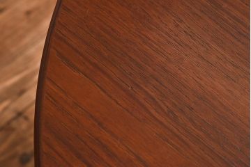 ヴィンテージ家具　北欧ビンテージ　チーク材　杢目が個性的な印象のエクステンションテーブル(ダイニングテーブル、ラウンドテーブル)