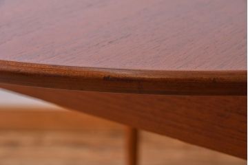 ヴィンテージ家具　北欧ビンテージ　チーク材　杢目が個性的な印象のエクステンションテーブル(ダイニングテーブル、ラウンドテーブル)