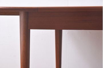 ヴィンテージ家具　北欧ビンテージ　チーク材　杢目が個性的な印象のエクステンションテーブル(ダイニングテーブル、ラウンドテーブル)