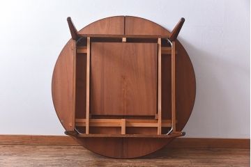 ヴィンテージ家具　北欧ビンテージ　チーク材　杢目が個性的な印象のエクステンションテーブル(ダイニングテーブル、ラウンドテーブル)