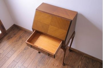 アンティーク家具　イギリスアンティーク　猫脚とパーケットがおしゃれなライティングビューロー(簿記机、在宅ワーク、在宅用引き出し、デスク)