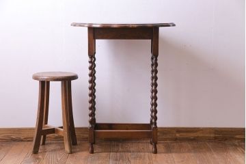 アンティーク家具　イギリスアンティーク　ツイストレッグが味わいを深めるサイドテーブル(カフェテーブル、オケージョナルテーブル)