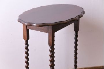 アンティーク家具　イギリスアンティーク　ツイストレッグが味わいを深めるサイドテーブル(カフェテーブル、オケージョナルテーブル)