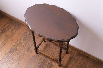 アンティーク家具　イギリスアンティーク　ツイストレッグが味わいを深めるサイドテーブル(カフェテーブル、オケージョナルテーブル)