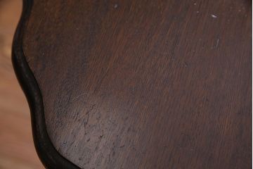アンティーク家具　イギリスアンティーク　ツイストレッグが味わいを深めるサイドテーブル(カフェテーブル、オケージョナルテーブル)
