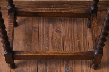 アンティーク家具　イギリスアンティーク　ツイストレッグが味わいを深めるサイドテーブル(カフェテーブル、オケージョナルテーブル)
