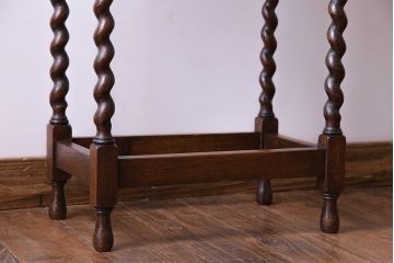 アンティーク家具　イギリスアンティーク　ツイストレッグが味わいを深めるサイドテーブル(カフェテーブル、オケージョナルテーブル)