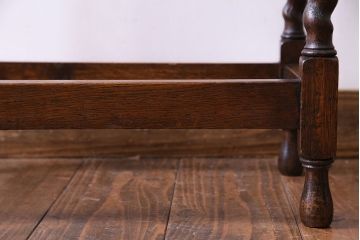 アンティーク家具　イギリスアンティーク　ツイストレッグが味わいを深めるサイドテーブル(カフェテーブル、オケージョナルテーブル)