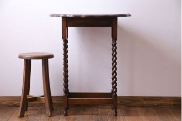 アンティーク家具　イギリスアンティーク　ツイストレッグが味わいを深めるサイドテーブル(カフェテーブル、オケージョナルテーブル)