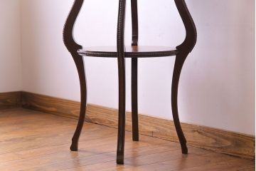 アンティーク家具　アンティーク　オーク材　脚の意匠が目を引くサイドテーブル(ラウンドテーブル、花台)