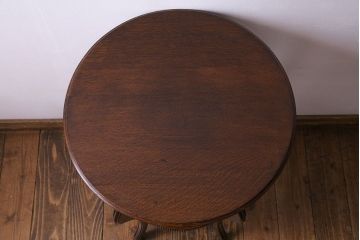 アンティーク家具　アンティーク　オーク材　脚の意匠が目を引くサイドテーブル(ラウンドテーブル、花台)