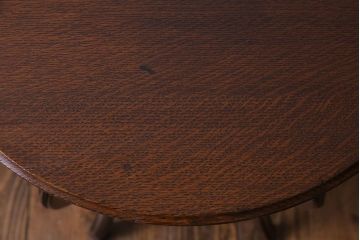 アンティーク家具　アンティーク　オーク材　脚の意匠が目を引くサイドテーブル(ラウンドテーブル、花台)