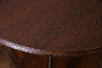 アンティーク家具　アンティーク　オーク材　脚の意匠が目を引くサイドテーブル(ラウンドテーブル、花台)