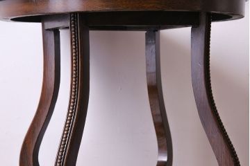 アンティーク家具　アンティーク　オーク材　脚の意匠が目を引くサイドテーブル(ラウンドテーブル、花台)
