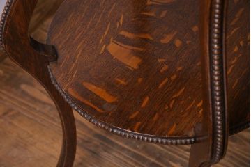 アンティーク家具　アンティーク　オーク材　脚の意匠が目を引くサイドテーブル(ラウンドテーブル、花台)