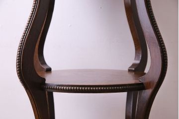 アンティーク家具　アンティーク　オーク材　脚の意匠が目を引くサイドテーブル(ラウンドテーブル、花台)