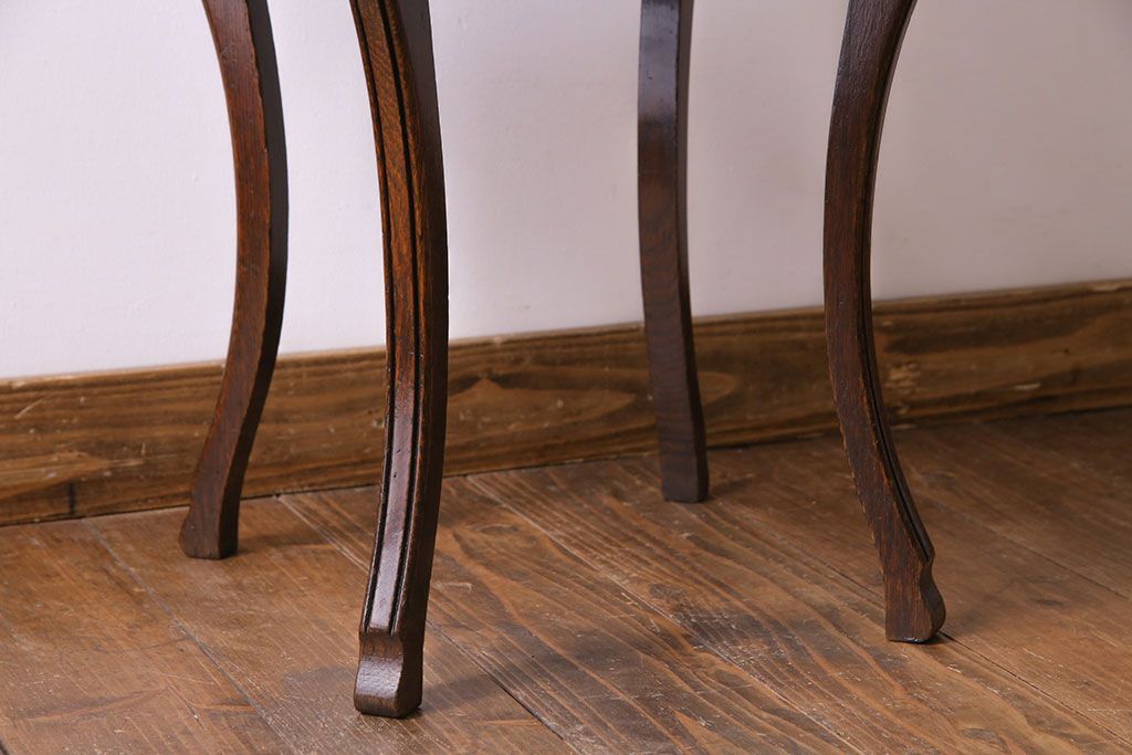 アンティーク家具　アンティーク　オーク材　脚の意匠が目を引くサイドテーブル(ラウンドテーブル、花台)