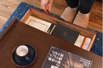 アンティーク家具　和製アンティーク　松材　素朴で味わい深い風合いの文机(ローテーブル、リビングテーブル、座卓)