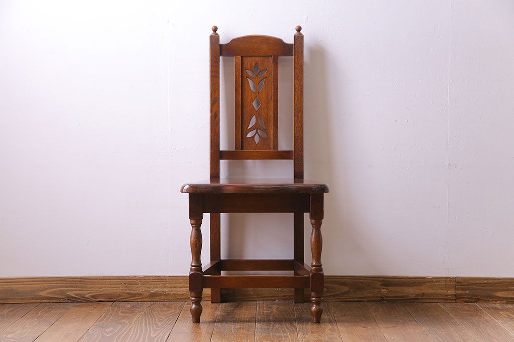 中古　透かし彫りが優し気な雰囲気のナラ材ダイニングチェア(ワークチェア、板座チェア、椅子)(1)
