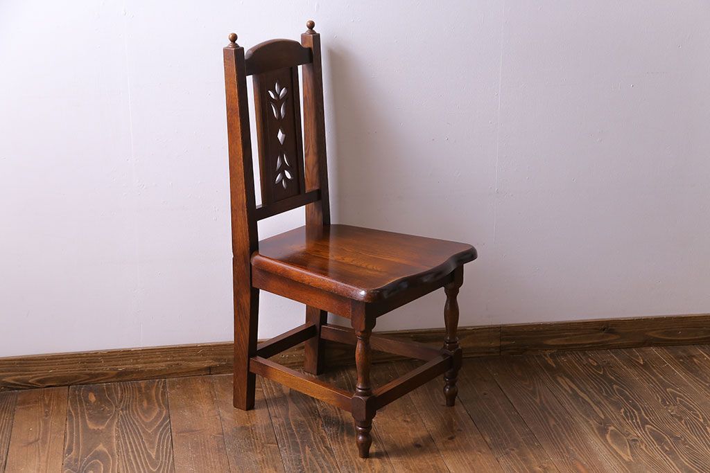 中古　透かし彫りが優し気な雰囲気のナラ材ダイニングチェア(ワークチェア、板座チェア、椅子)(1)