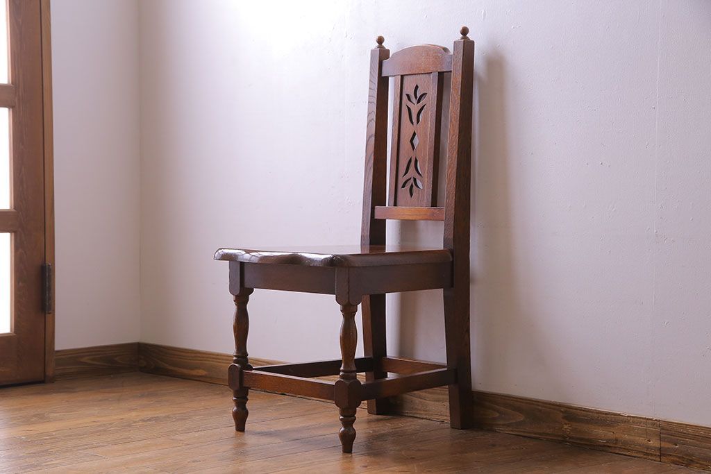 中古　透かし彫りが優し気な雰囲気のナラ材ダイニングチェア(ワークチェア、板座チェア、椅子)(1)